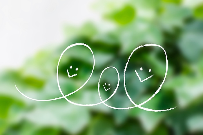 笑顔のイラスト_緑背景